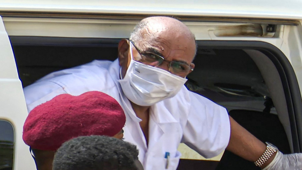 الرئيس السوداني السابق عمر البشير لدى وصوله إلى المحكمة لحضور محاكمته (أرشيفية). (أ ف ب)