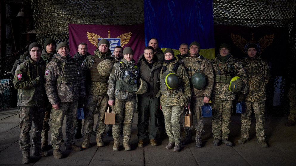 الرئيس الأوكراني فولوديمير زيلينسكي يقف لالتقاط صورة مع أفراد الخدمة في موقعهم بالقرب من خط المواجهة في منطقة دونيتسك، أوكرانيا، 6/12/2022. (رويترز)