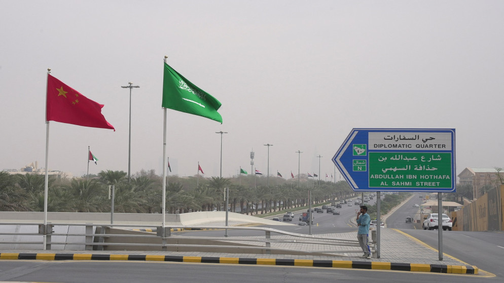 صورة لأعلام السعودية والصين قبيل انعقاد القمة الصينية العربية في الرياض، المملكة العربية السعودية، 7 ديسمبر 2022. (رويترز/ محمد بن منصور)