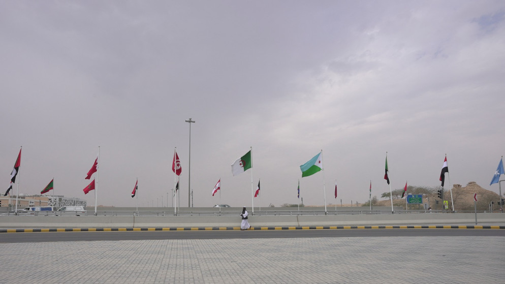 أعلام الدول المشاركة قبل القمة الصينية العربية في الرياض.(رويترز)