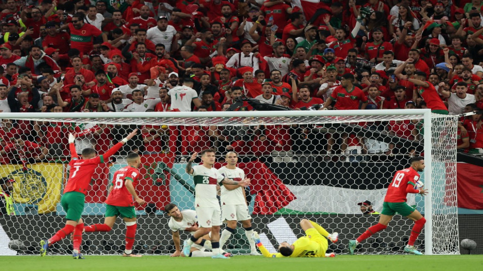 يحتفل المهاجم المغربي يوسف النصيري (يمين) بتسجيل الهدف الأول لفريقه خلال مباراة ربع نهائي كأس العالم قطر 2022 بين المغرب والبرتغال على ملعب الثمامة في الدوحة، 10/12/2022 (أ ف ب)