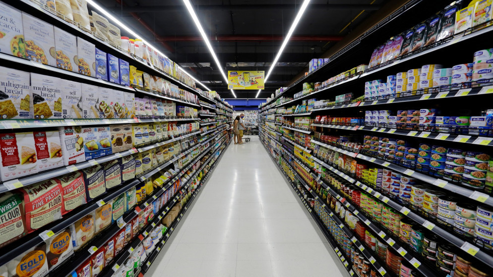 صورة توضيحية لمنتجات متنوعة من الأغذية المعلبة في أحد الأسواق. (shutterstock)