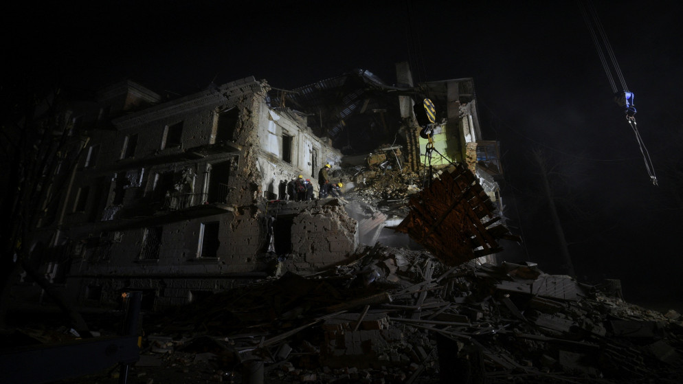 عمال إنقاذ يعملون في موقع مبنى سكني تضرر من صاروخ روسي، في كريفي ريغ، أوكرانيا، 16 كانون الأول/ديسمبر ، 2022. (رويترز)