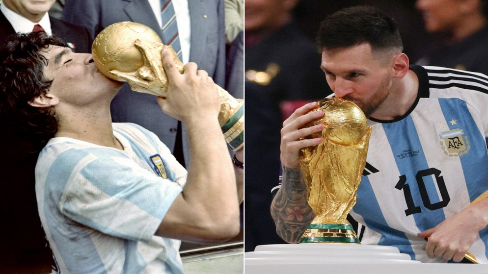 المهاجم الأرجنتيني ليونيل ميسي يهدي قبلة لكأس العالم بعد حصوله على جائزة أفضل لاعب في كأس العالم لكرة القدم في قطر وبجواره الأسطورة الراحل دييغو مارادونا. (أ ف ب)