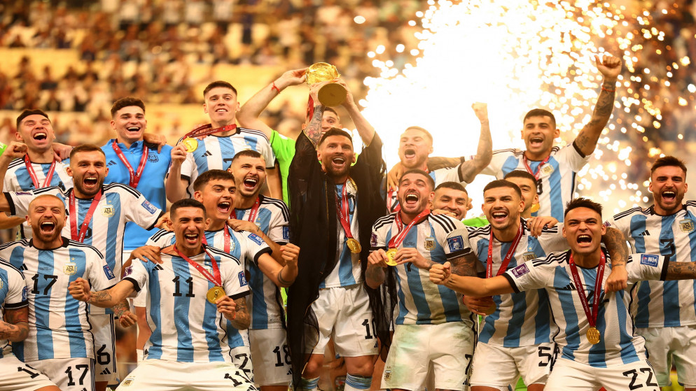 لاعبو منتخب الأرجنتين يحتفلون بلقب كأس العالم بعد فوزهم على فرنسا في المباراة النهائية لكأس العالم لكرة القدم على ملعب لوسيل شمالي الدوحة. 18/12/2022. (رويترز)