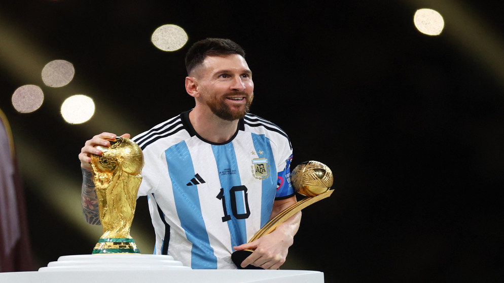 المهاجم الأرجنتيني ليونيل ميسي بعد حصوله على جائزة أفضل لاعب في كأس العالم لكرة القدم في قطر. 18/12/2022. (رويترز)