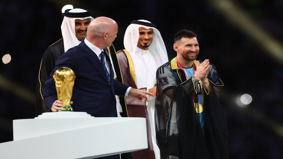 قائد المنتخب الأرجنتيني مرتديا البشت قبل حمل كأس العالم في قطر. (رويترز)