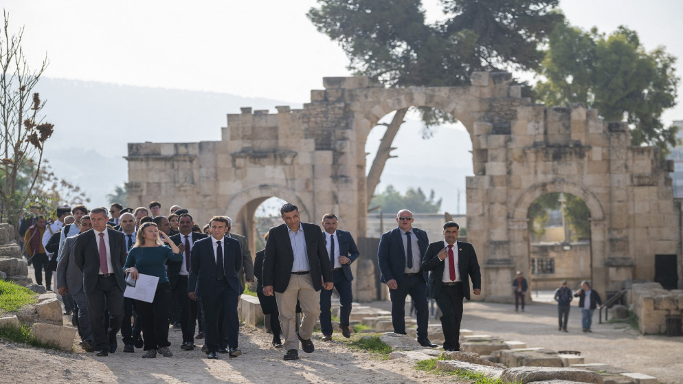 الرئيس الفرنسي، إيمانويل ماكرون يزور مدينة جرش الأثرية. (أف ب)