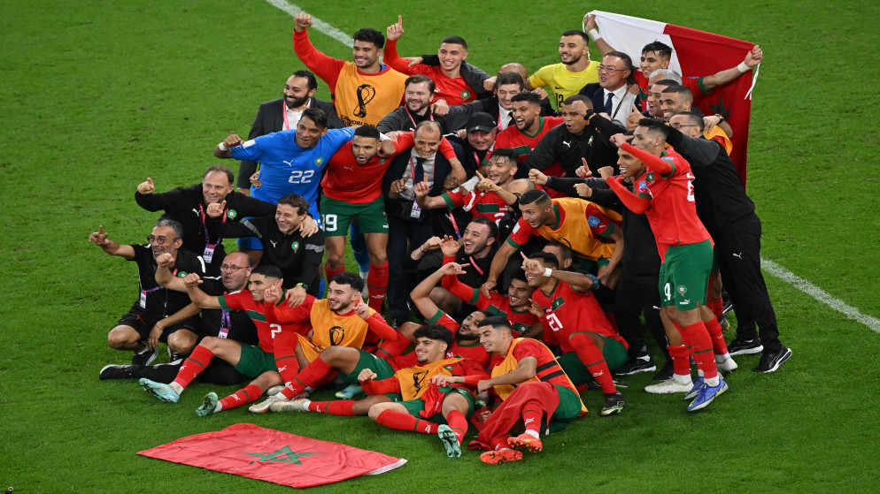لاعبو المغرب يلتقطون صورا بعد فوزهم على البرتغال 1-0 في مباراة ربع نهائي كأس العالم قطر 2022 لكرة القدم. 10 كانون الأول/ ديسمبر 2022. (أ ف ب)