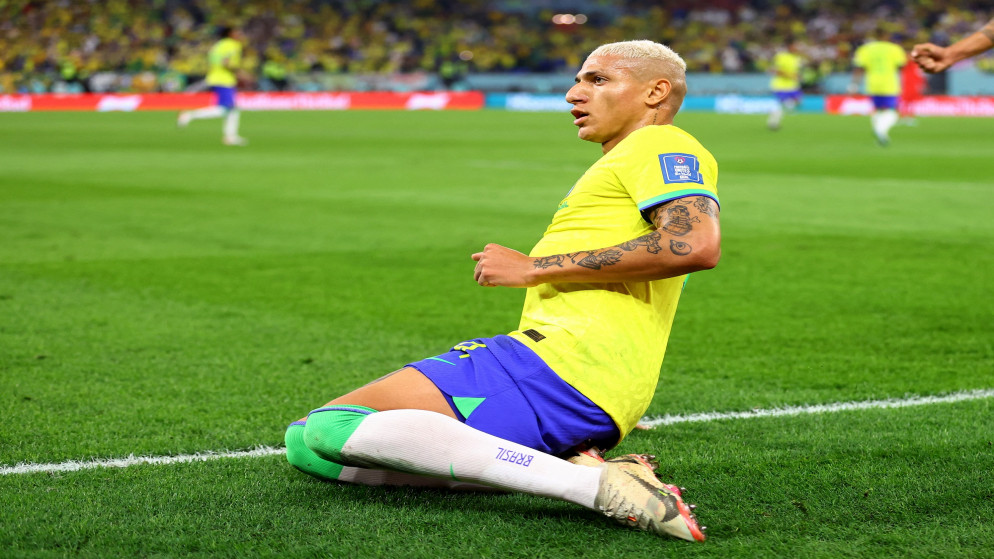 البرازيلي ريشارليسون يحتفل بتسجيله هدفا خلال مونديال قطر. (رويترز)