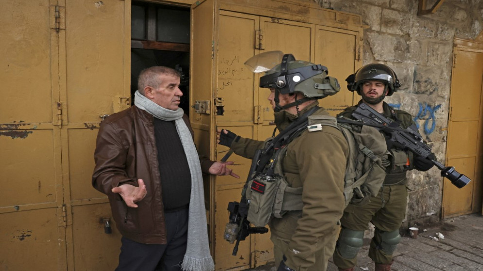 شرطة الاحتلال الإسرائيلي تأمر فلسطينيا بإغلاق محله في الضفة الغربية المحتلة. (أ ف ب)