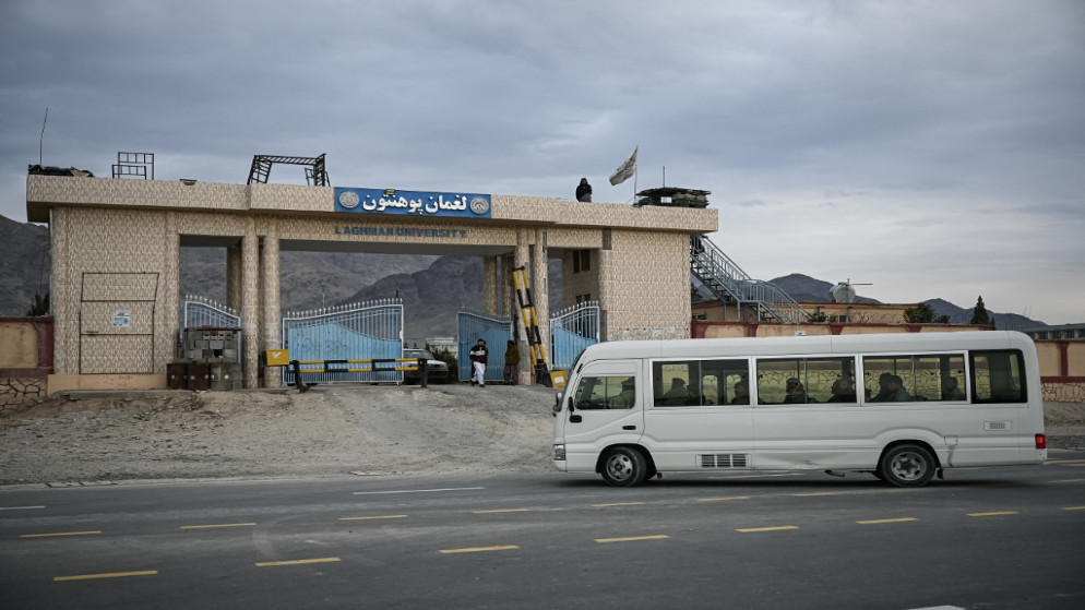 حافلة تقل طلابا تدخل البوابة الرئيسية لجامعة لغمان في مهترلام بولاية لغمان الأفغانية. 02/02/2022. (محمد رسفان / أ ف ب)