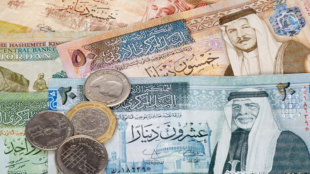 عملة أردنية من عدة فئات. (shutterstock)