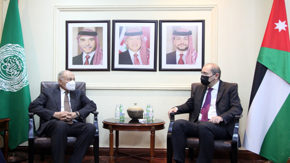 نائب رئيس الوزراء وزير الخارجية وشؤون المغتربين أيمن الصفدي "يمين" والأمين العام لجامعة الدول العربية أحمد أبو الغيط "يسار". (وزارة الخارجية)