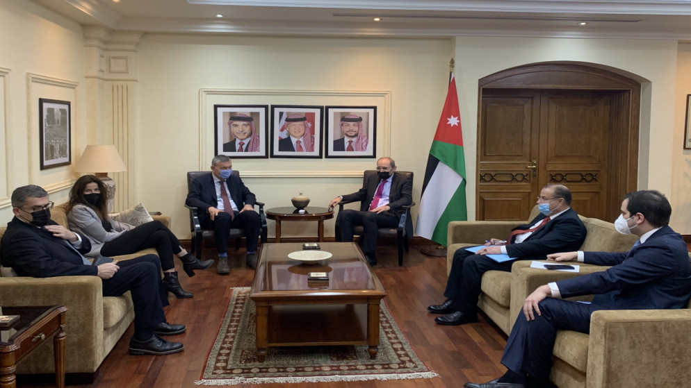 لقاء نائب رئيس الوزراء وزير الخارجية وشؤون المغتربين أيمن الصفدي مع المفوض العام لوكالة الأمم المتحدة لإغاثة وتشغيل اللاجئين الفلسطينيين (أونروا) فيليب لازاريني. (وزارة الخارجية وشؤون المغتربين)
