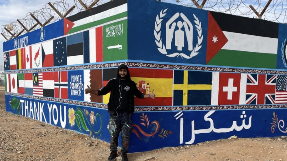 لوحة جدارية في مخيم الأزرق للاجئين السوريين شرقي الأردن وعليها أعلام دول مانحة. (مفوضية الأمم المتحدة للاجئين)