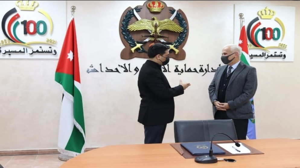 لقاء وزير التنمية الاجتماعية أيمن المفلح مع مدير إدارة حماية الأسرة والأحداث العقيد فراس الرشيد. (وزارة التنمية)