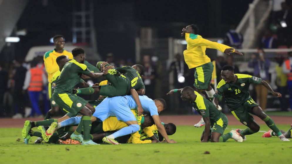لاعبو السنغال يحتفلون بفوزهم بركلات الترجيح.6 شباط/ فبراير 2022 .(رويترز)
