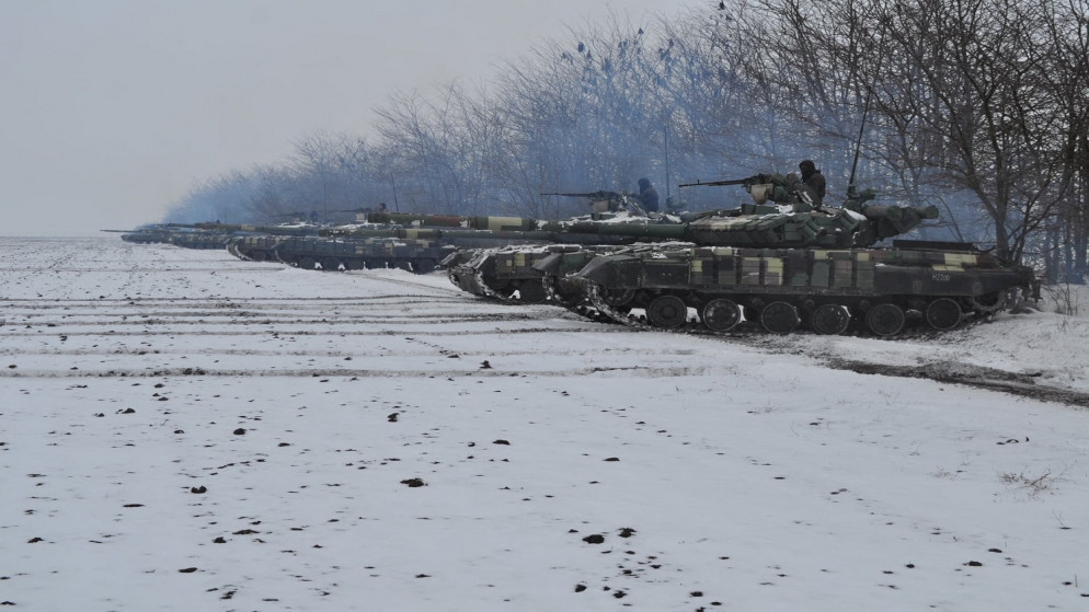 القوات المسلحة الأوكرانية خلال تدريبات عسكرية في ساحة تدريب في منطقة دنيبروبتروفسك بأوكرانيا .8 شباط/ فبراير 2022. (رويترز)