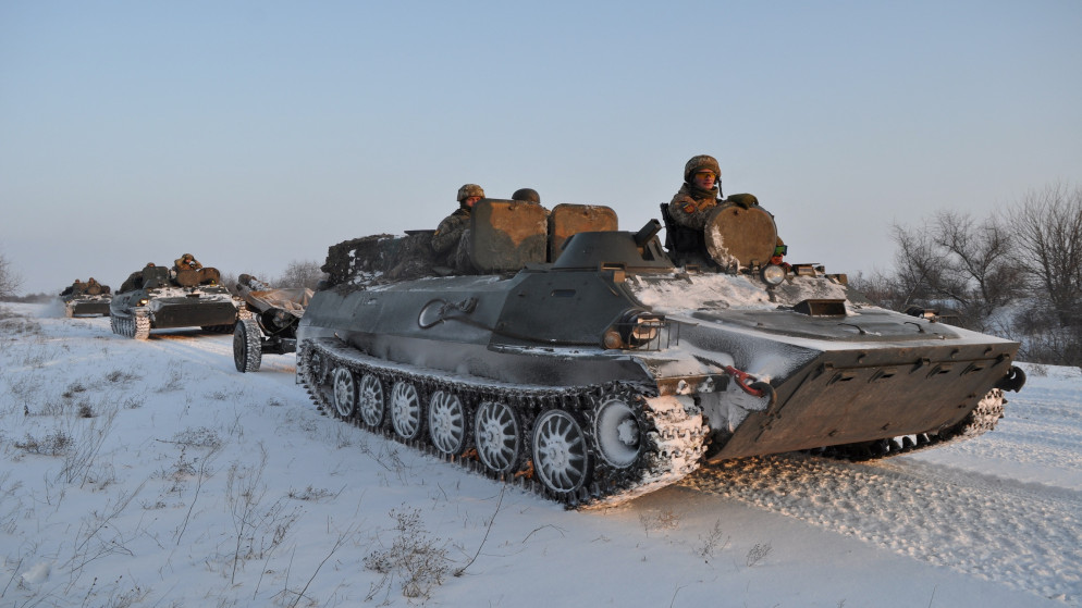 دبابات أوكرانية في ساحة تدريب في منطقة خيرسون في أوكرانيا، 7 شباط/فبراير 2022. (رويترز)