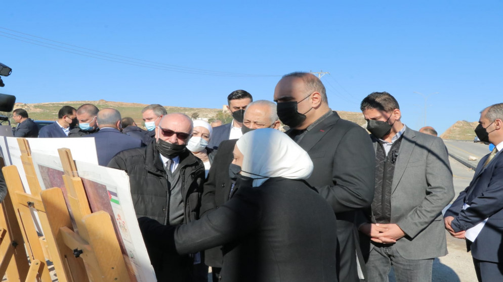 رئيس الوزراء بشر الخصاونة خلال جولة في طريق إربد الدَّائري. (رئاسة الوزراء)