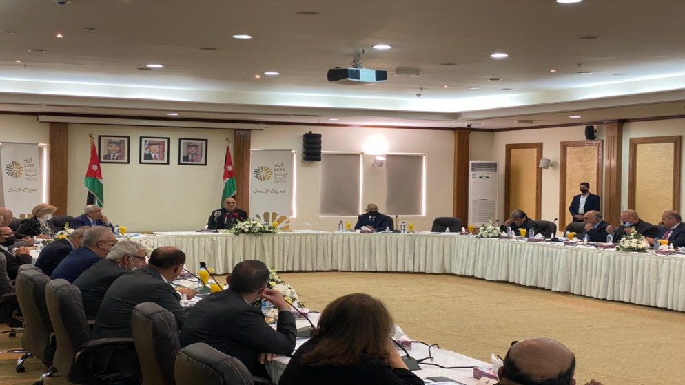 رئيس الوزراء بشر الخصاونة خلال زيارته المركز الثقافي في إربد. (المملكة)
