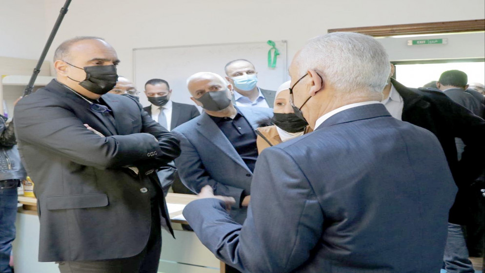 جانب من زيارة رئيس الوزراء بشر الخصاونة، بحضور رئيس الديوان الملكي الهاشمي يوسف العيسوي، مركز رعاية ذوي الاحتياجات الخاصة التابع لجمعية سهل حوران التنموية. (رئاسة الوزراء)