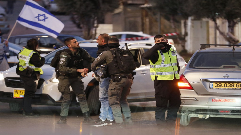 اعتقال قوات الاحتلال الإسرائيلي لفلسطيني في حي الشيخ جراح في القدس المحتلة. (أ ف ب)