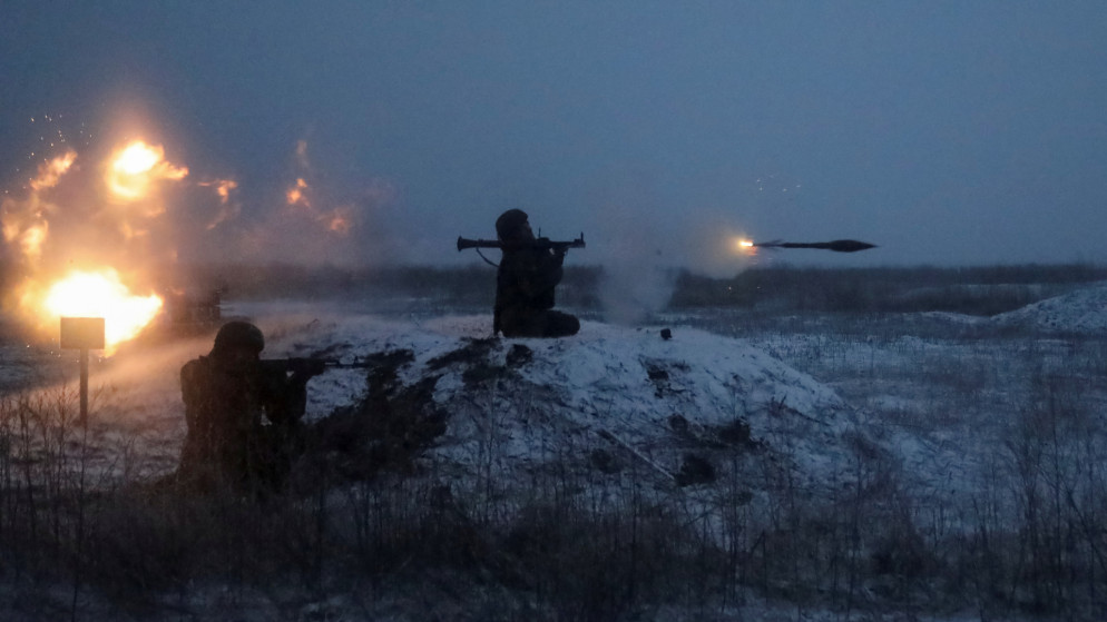 جندي روسي يطلق قاذفة قنابل صاروخية (آر بي جي) خلال تدريبات في ميدان كوزمينسكي في منطقة روستوف الجنوبية، روسيا، 21  كانون الثاني/يناير 2022 (رويترز)
