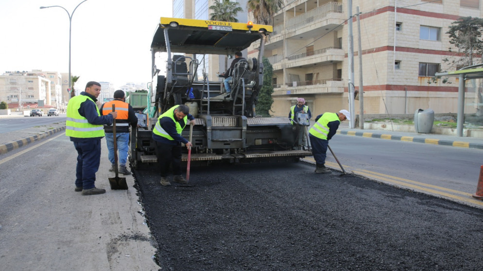 جانب من أعمال تعبيد وصيانة لشارع رئيسي في عمّان. (أمانة عمّان الكبرى)