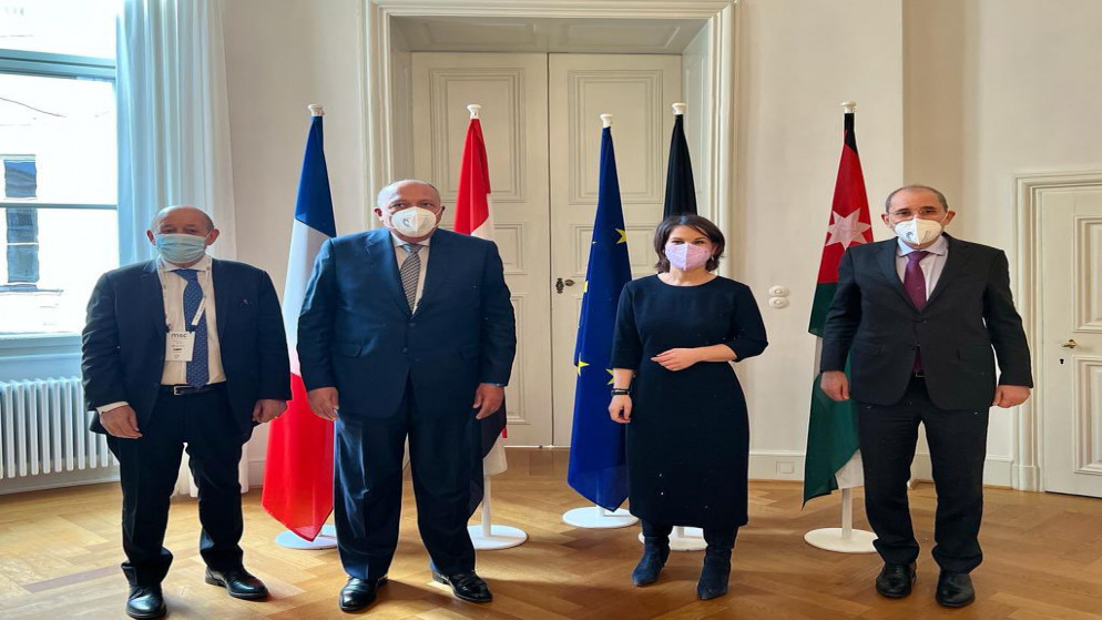 نائب رئيس الوزراء وزير الخارجية وشؤون المغتربين أيمن الصفدي ووزراء خارجية ألمانيا آنالينا بيربوك ومصر سامح شكري، وفرنسا جان إيف لودريان. (وزارة الخارجية وشؤون المغتربين)