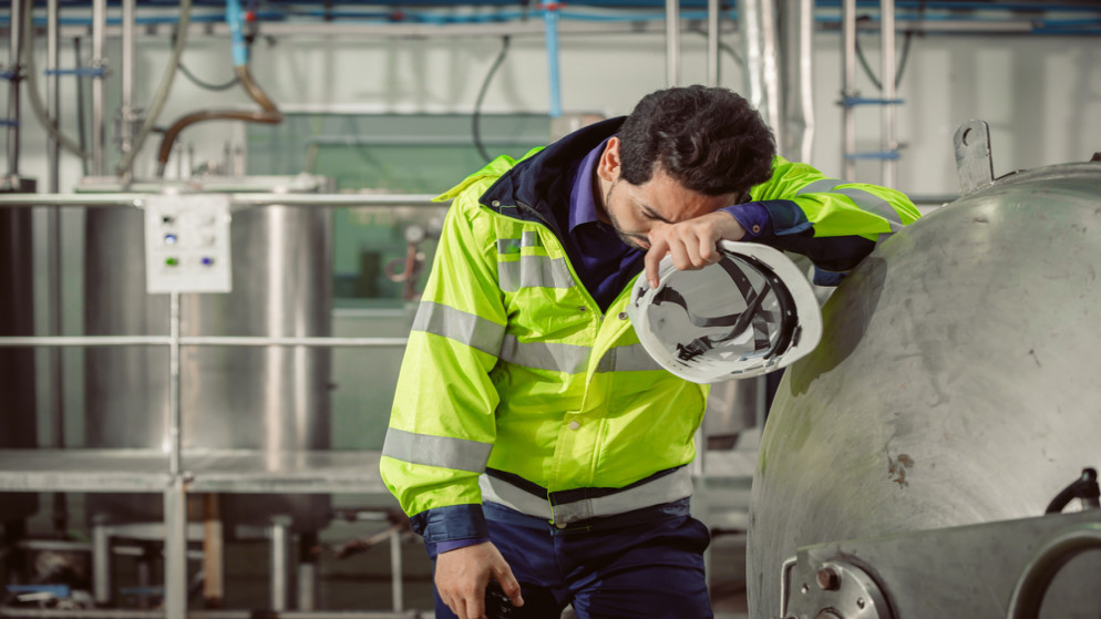 صورة تعبيرية لعامل متعب خلال تأديته لعمله. (shutterstock)