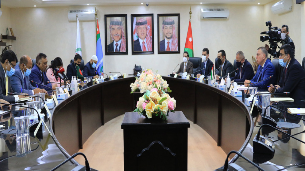 جانب من لقاء وزير الداخلية مازن الفراية مع وزير الداخلية في دولة بنغلاديش أسد الزمان خان. (بترا)