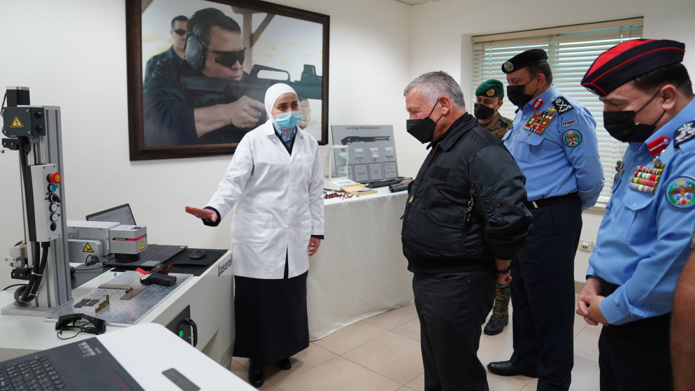 جانب من زيارة جلالة الملك لإدارة المختبرات والأدلة الجرمية التابعة لمديرية الأمن العام. (الديوان الملكي الهاشمي)
