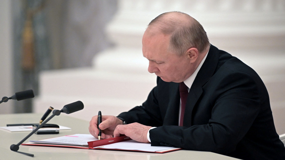 الرئيس الروسي فلاديمير بوتين يوقع مرسوم يعترف بلوغانسك ودونيتسك جمهوريتين مستقلتين عن أوكرانيا. 21 شباط/فبراير 2022. (رويترز)