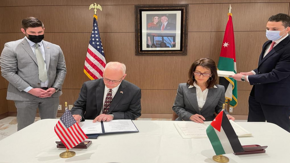 سفيرة الأردن لدى الولايات المتحدة دينا قعوار خلال توقيعها اتفاقية مع الولايات المتحدة لتسهيل إجراءات السفر بين البلدين. (وزارة الخارجية)