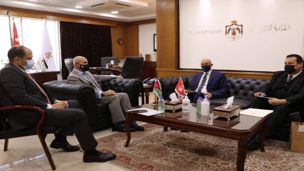 وزير الاستثمار خيري عمرو (ثاني يسار) خلال استقباله في مبنى وزارة الاستثمار السفير التونسي لدى الأردن خالد السهيلي (ثاني يمين). (وزارة الاستثمار)