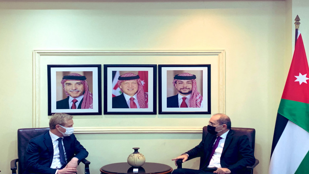 نائب رئيس الوزراء وزير الخارجية أيمن الصفدي، خلال استقباله في مقر الوزارة مع الممثل الخاص للاتحاد الأوروبي لعملية السلام في الشرق الأوسط، سفين كوبمانس. (وزارة الخارجية)