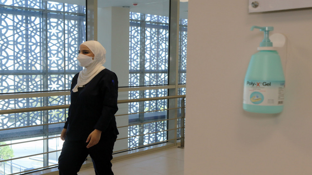 طبيبة في مستشفى البشير ترتدي ملابس واقية من فيروس كورونا. (صلاح ملكاوي /المملكة)