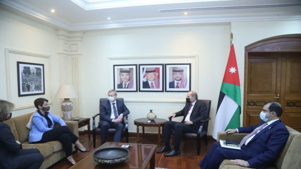 نائب رئيس الوزراء وزير الخارجية وشؤون المغتربين أيمن الصفدي والممثل الخاص للاتحاد الأوروبي لعملية السلام في الشرق الأوسط سفين كوبمانز. (وزار الخارجية)