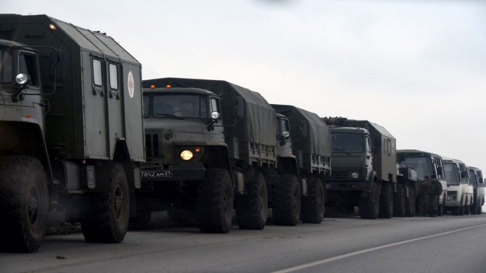 شاحنات وحافلات عسكرية روسية على جانب طريق في منطقة روستوف جنوب روسيا المتاخمة لجمهورية دونيتسك المعلنة من جانب واحد، 23 شباط/فبراير 2022. (أ ف ب)