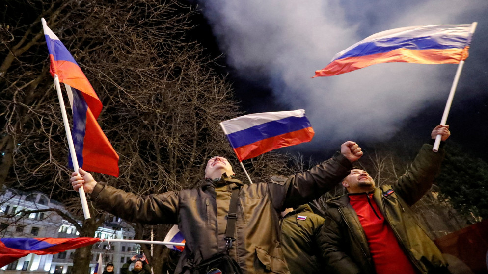 موالون لروسيا في شارع في مدينة دونيتسك، 21 شباط/فبراير 2022. (رويترز)  \