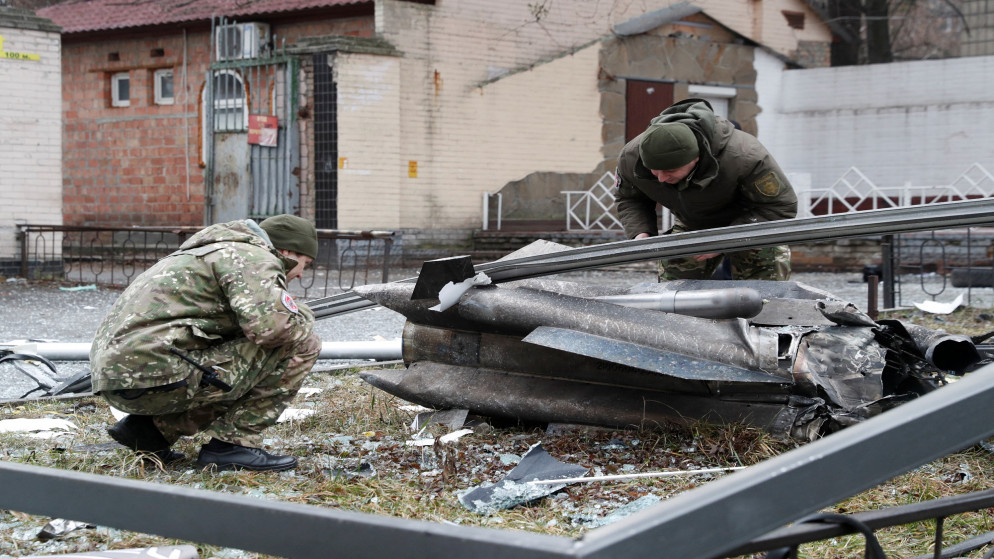 ضباط شرطة يتفقدون بقايا صاروخ سقط في الشارع في كييف بعد أن أعلن الرئيس الروسي فلاديمير بوتين عملية عسكرية في شرق أوكرانيا. 24/02/2022. (فالنتين أوجيرينكو/ رويترز)