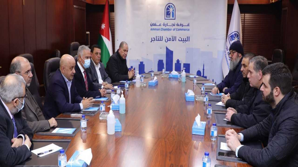 مجلس إدارة غرفة تجارة عمان خلال اجتماع مع ممثلين عن قطاع الألبسة.(بترا)