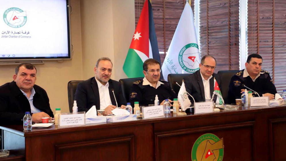 مدير عام دائرة الجمارك العامة لواء جمارك جلال القضاة خلال لقاء في غرفة تجارة الأردن. (بترا)