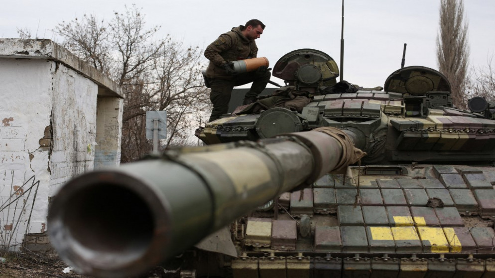 جنود أوكرانيون يستعدون لصد هجوم في منطقة لوغانسك بأوكرانيا. 24/02/2022. (أناتولي ستيبانوف / أ ف ب)