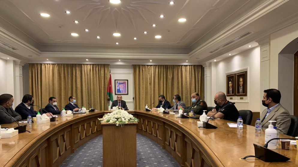 نائب رئيس الوزراء وزير الخارجية وشؤون المغتربين أيمن الصفدي، خلال ترؤسه جانبا من الاجتماع المُوسع لخلية الأزمة لمتابعة أوضاع الأردنيين في أوكرانيا. (وزارة الخارجية)
