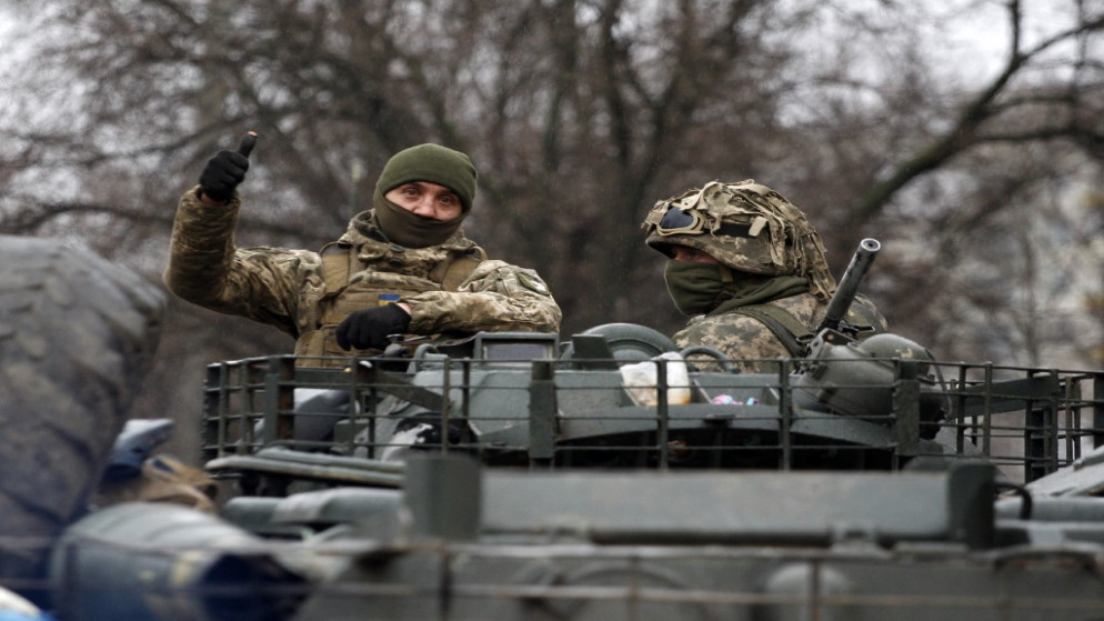 جندي أوكراني فوق مركبة عسكرية قبل هجوم في منطقة لوغانسك، 26 شباط/فبراير 2022. (أ ف ب)