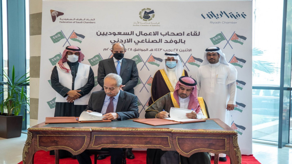 توقيع غرفة صناعة الأردن واتحاد الغرف السعودية مذكرة تعاون ومذكرة أخرى بين الغرفة التجارية بالرياض وغرفة صناعة عمان تهدف إلى تعزيز العلاقات التجارية والاستثمارية وتبادل المعلومات حول الفرص الواعدة في البلدين.(وزارة الصناعة)