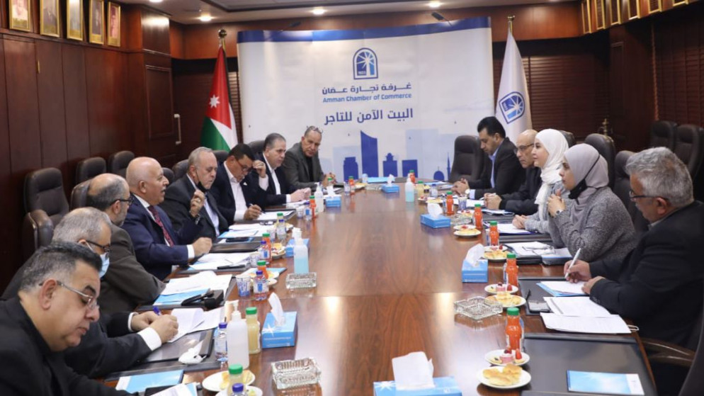 جانب من اجتماع اللجنة الفنية المشتركة بين وزارة الصناعة والتجارة والتموين وغرفة تجارة عمّان. (بترا)